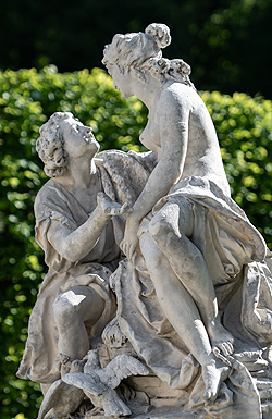 Bild: Steinskulptur "Venus und Adonis" im Ostparterre